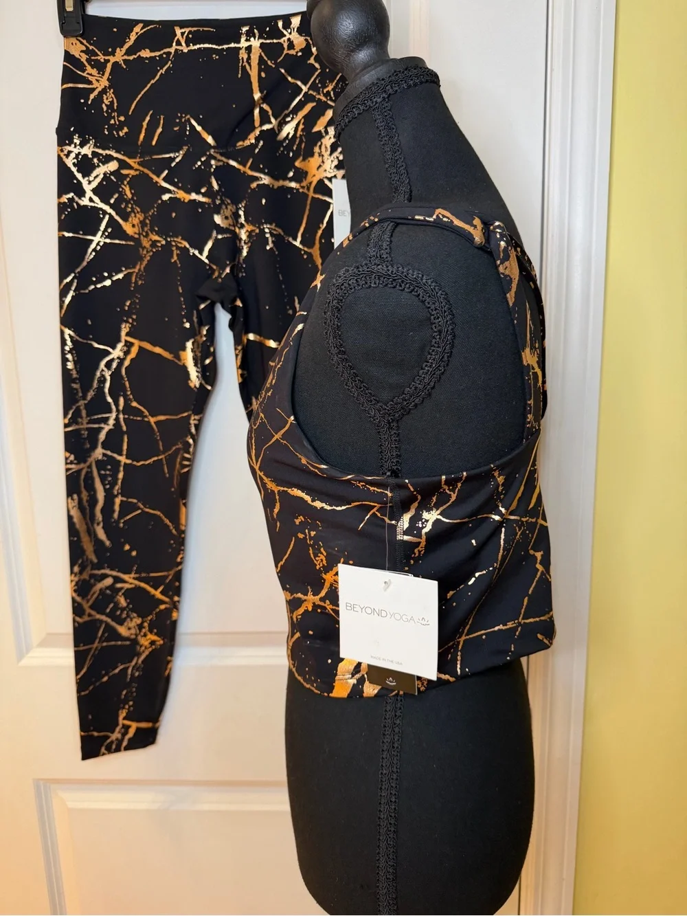 Beyond Yoga Black & Copper Marble Print matching workout Set M/L, NWT
